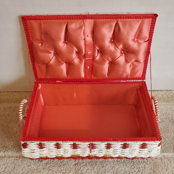 Vintage Sewing Basket - Perfect for Hiding Your Secrets (and Thread) - Picture 5 of 8
